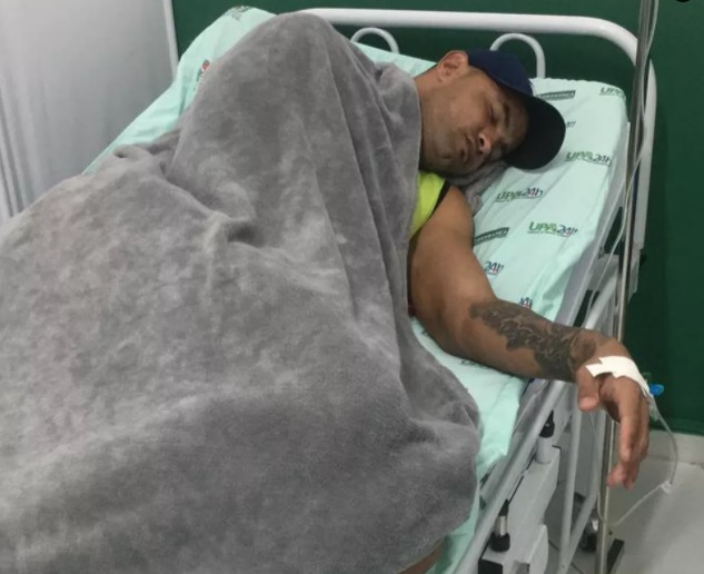 Goleiro Bruno e 16 jogadores do Rio Branco são internados às pressas no PA