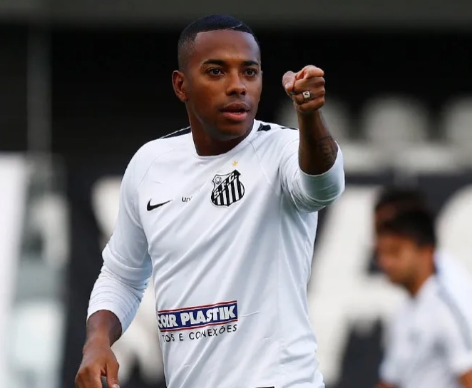 Advogados alegam que albanesa estuprada provocou Robinho e amigos com dança