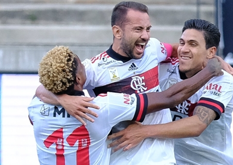 Flamengo goleia o Corinthians e assume liderança do Brasileirão