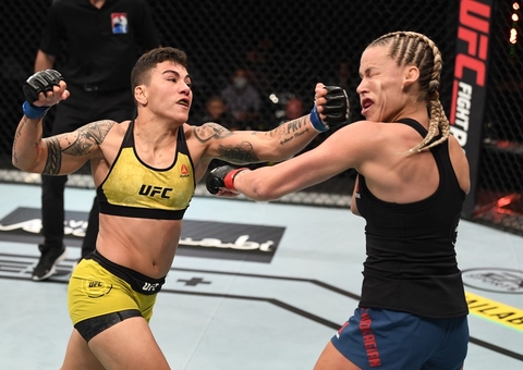 Jéssica 'Bate Estaca' nocauteia Katlyn e garante vitória histórica no UFC
