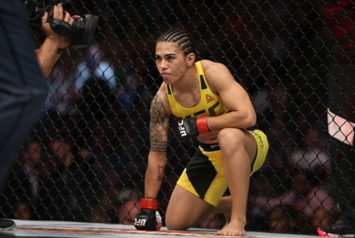 Jéssica 'Bate Estaca' nocauteia Katlyn e garante vitória histórica no UFC