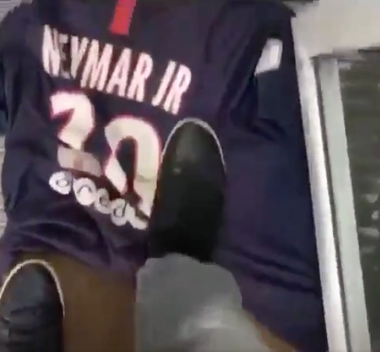 Vídeo: Camisa de Neymar é usada como pano de chão em loja do Olympique