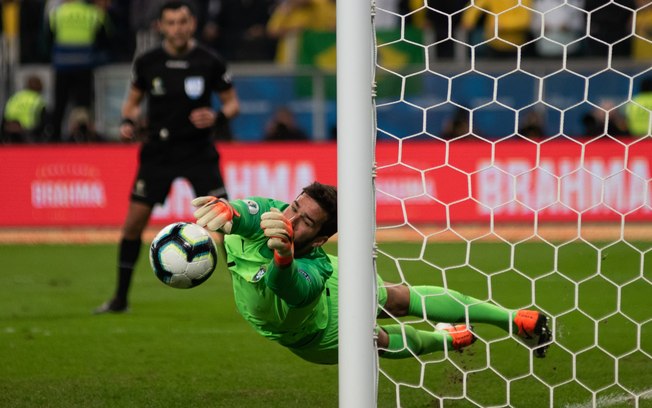 Tite corta Alisson da seleção brasileira de futebol e Ederson é convocado 