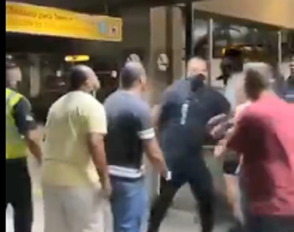 Após derrota, jogadores do Corinthians são ameaçados por torcedores; vídeo