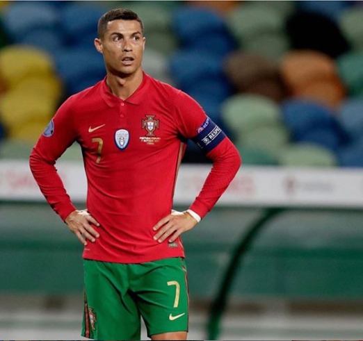 Bandido assalta mansão de Cristiano Ronaldo em Portugal, diz site
