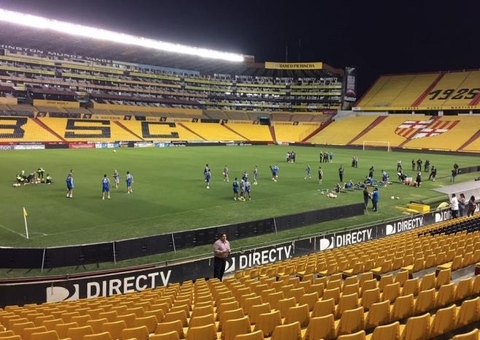 Estádio é fechado e jogo entre Flamengo e Barcelona é suspenso no Equador