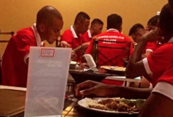 Carro de dono de restaurante é quebrado após internação de goleiro Bruno