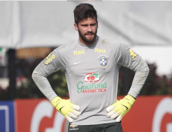 Às vésperas de treino, goleiro Alisson é cortado da seleção brasileira