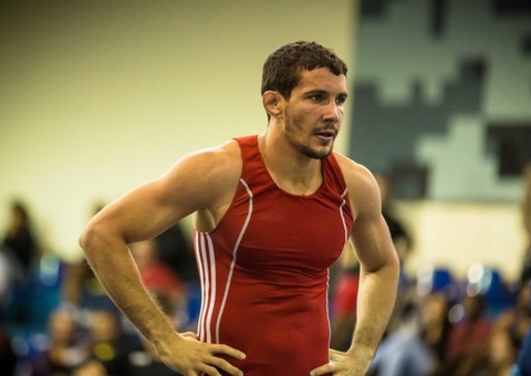 Medalhista de wrestling é morto com facada no peito após briga de trânsito