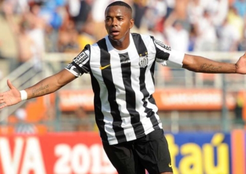 Santos anuncia retorno de Robinho e corre para registrar atacante
