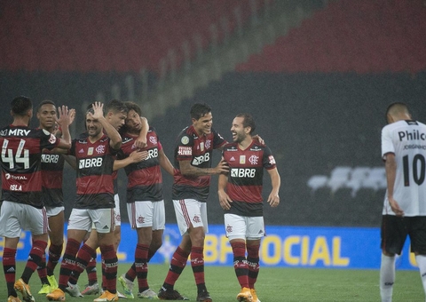 Brasileiro: Flamengo vence Athletico-PR e entra no G4