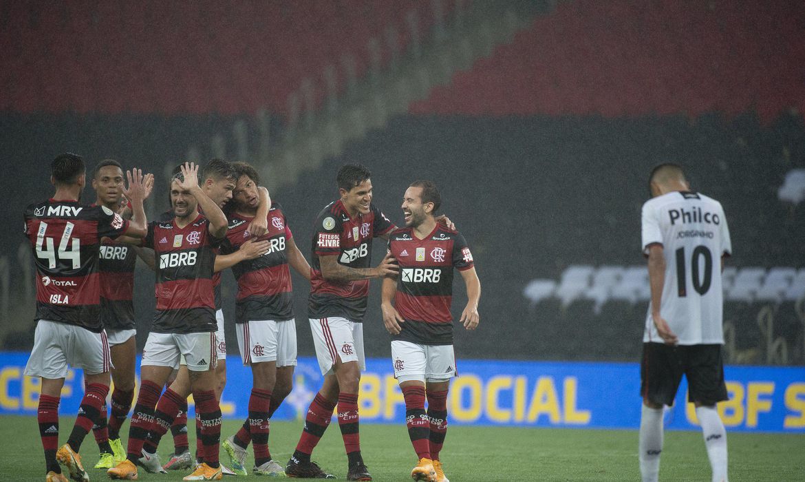 Brasileiro: Flamengo vence Athletico-PR e entra no G4