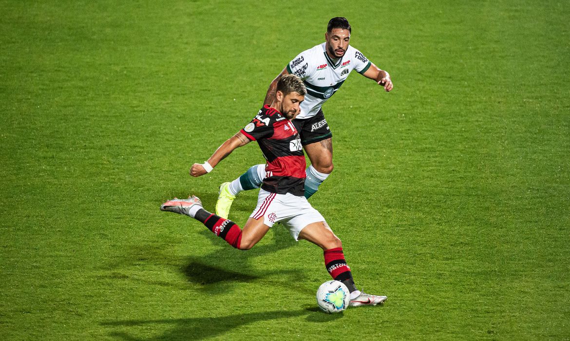 Flamengo se recupera e vence Coritiba por 3 a 1 no Maracanã