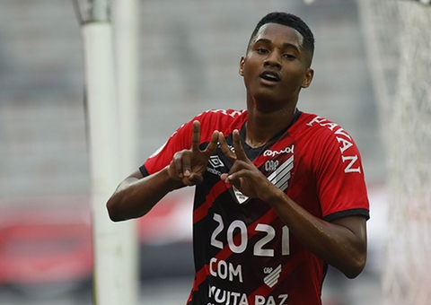 Flamengo perde para Athletico-PR; Internacional dispara na liderança