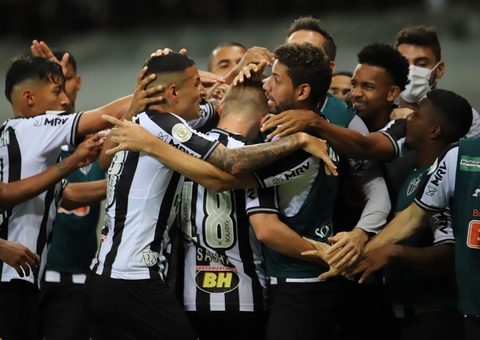 Atlético-MG goleia Flamengo e chega à vice-liderança do Brasileirão