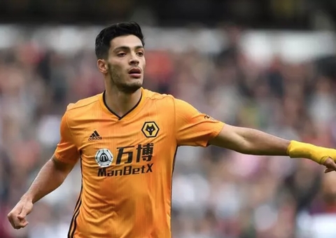 Mexicano sofre fratura grave no crânio ao trombar com David Luiz em jogo