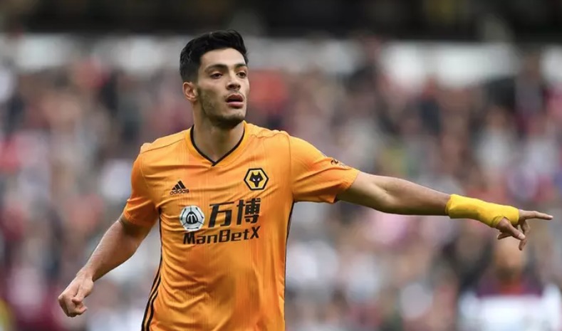 Mexicano sofre fratura grave no crânio ao trombar com David Luiz em jogo