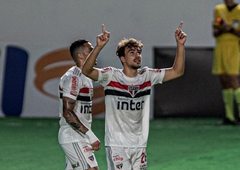 São Paulo vence Goiás e se torna líder no Brasileirão