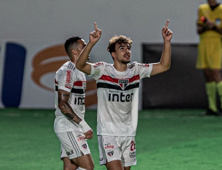 São Paulo vence Goiás e se torna líder no Brasileirão