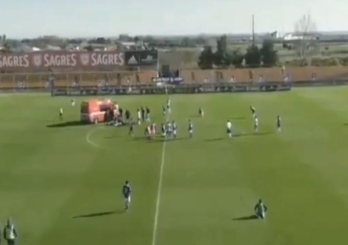 Vídeo: Jogador brasileiro sofre parada cardíaca durante partida em Portugal