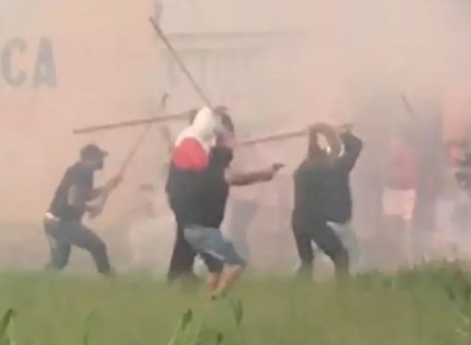 Com pedaços de paus, torcedores de São Paulo e Santos entram em confronto 