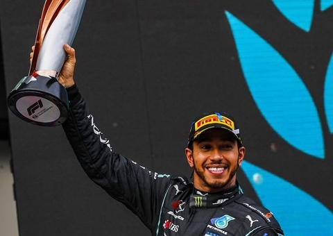 Hamilton testa negativo para covid-19 e vai correr no GP de Abu Dhabi