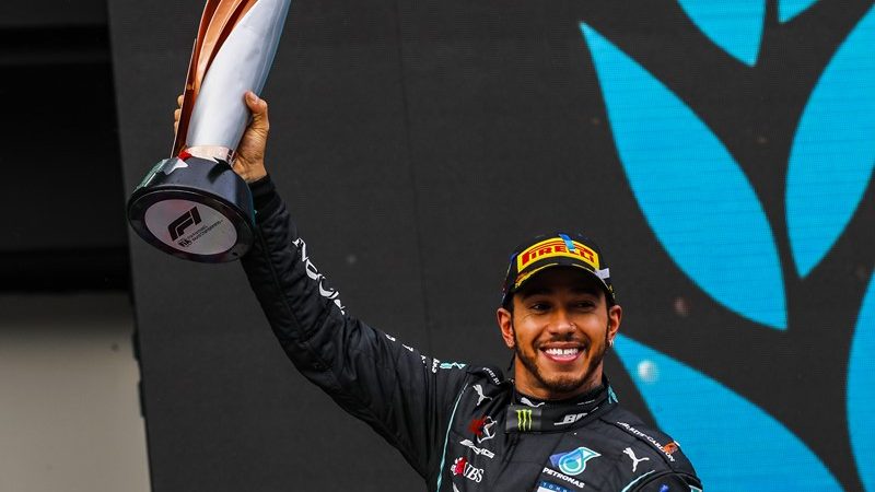 Hamilton testa negativo para covid-19 e vai correr no GP de Abu Dhabi