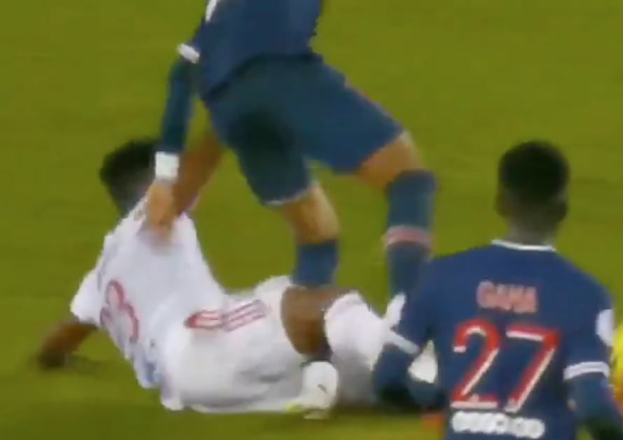 Vídeo: Lyon derrota PSG e Neymar sai de jogo chorando em maca