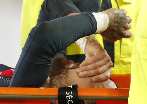 Vídeo: Lyon derrota PSG e Neymar sai de jogo chorando em maca