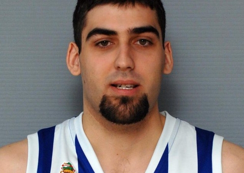 Jogador passa mal e morre durante partida de basquete