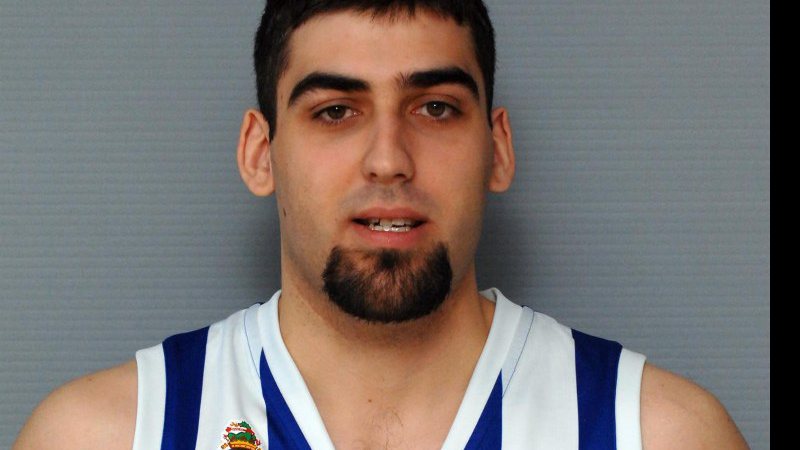 Jogador passa mal e morre durante partida de basquete