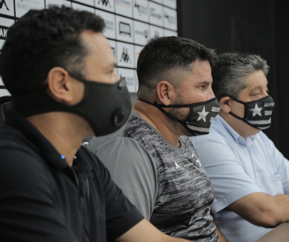 Técnico Eduardo Barroca do Botafogo é demitido após rebaixamento