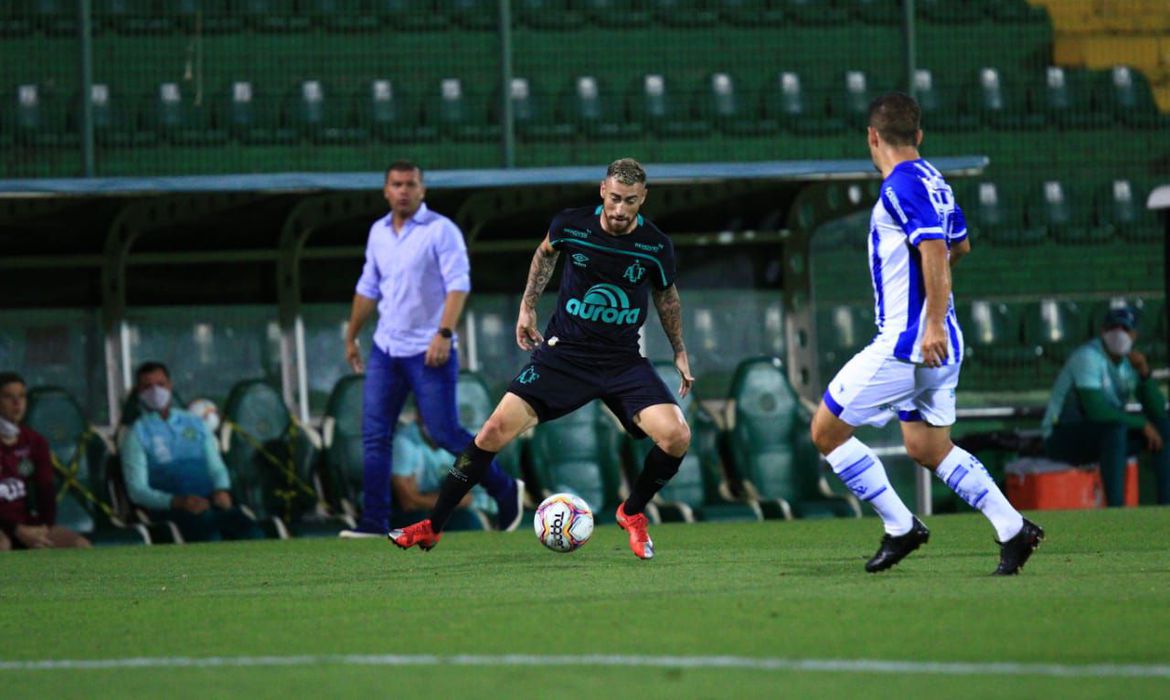 Empate mantém CSA longe do G-4 e impede Chape de disparar na Série B