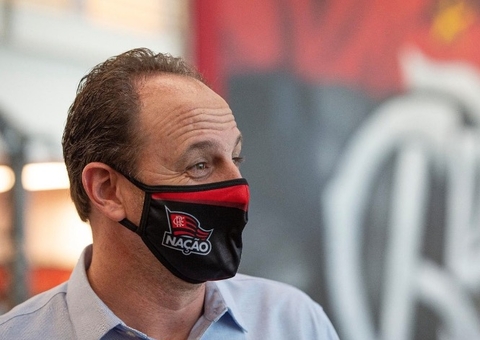 Ceni é apresentado no Flamengo e diz que pediu aval de Zico para assumir