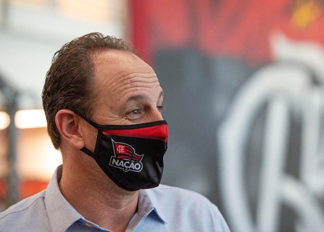 Ceni é apresentado no Flamengo e diz que pediu aval de Zico para assumir