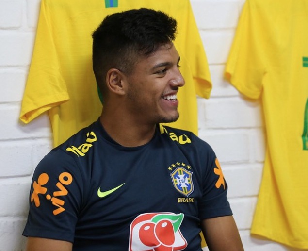 Gabriel Menino é cortado da seleção ao testar positivo para covid-19 