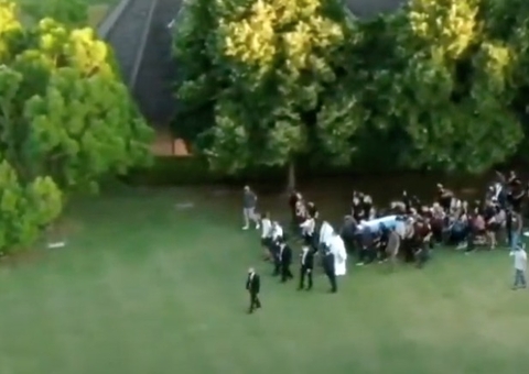 Cortejo com corpo de Maradona chega ao cemitério