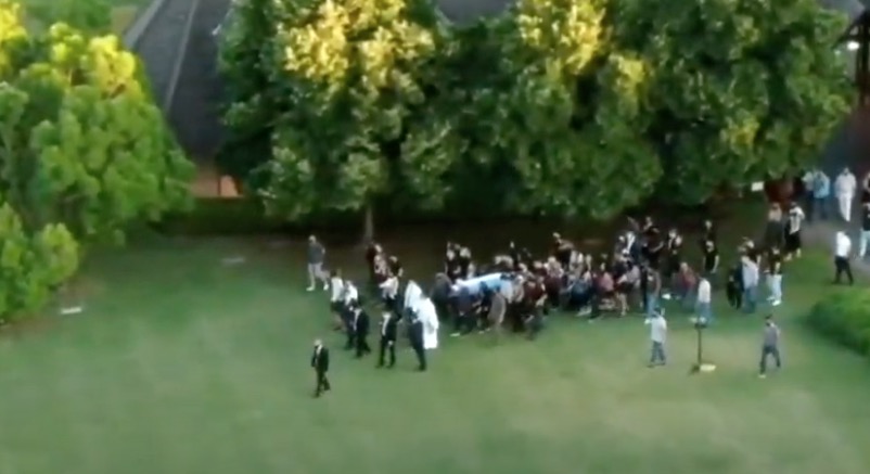 Cortejo com corpo de Maradona chega ao cemitério