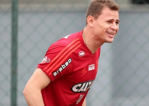 Ex-jogador do Flamengo é preso com arma de fogo escondida dentro do carro