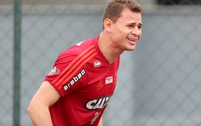 Ex-jogador do Flamengo é preso com arma de fogo escondida dentro do carro