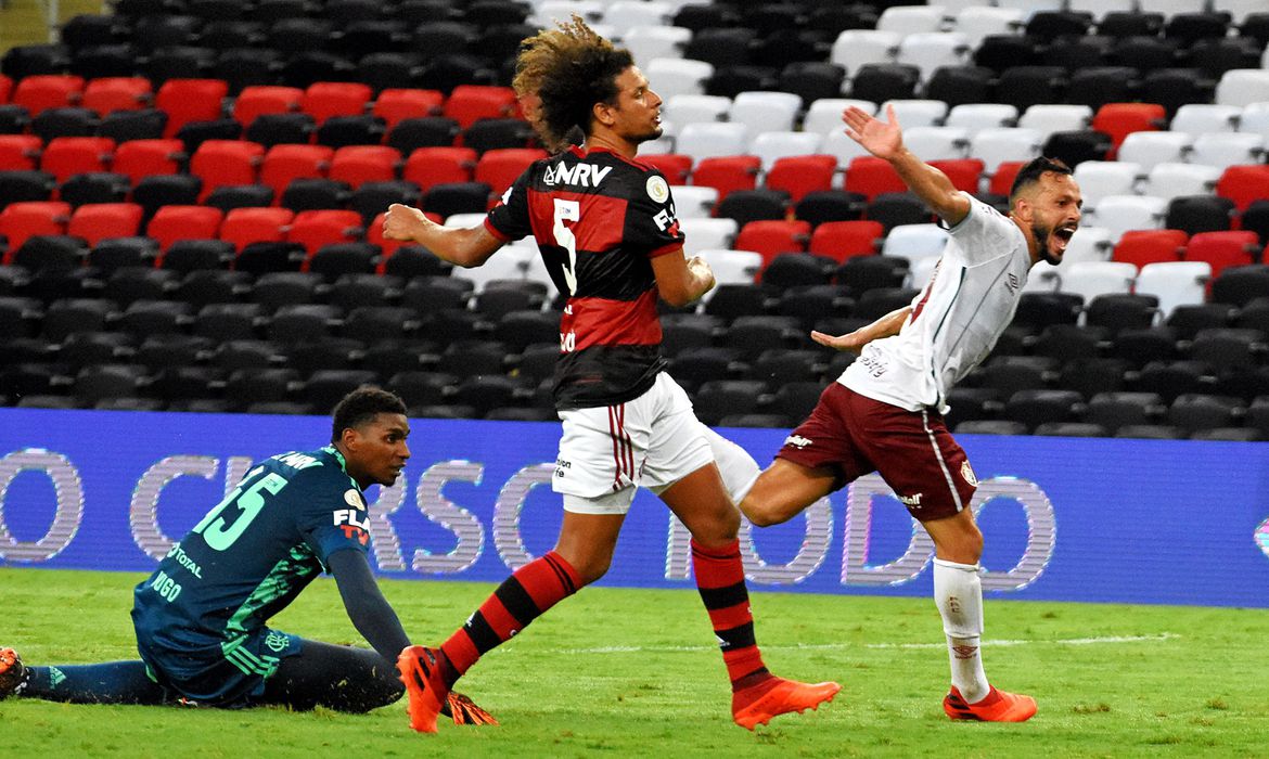 De virada, Fluminense vence Flamengo no Maracanã