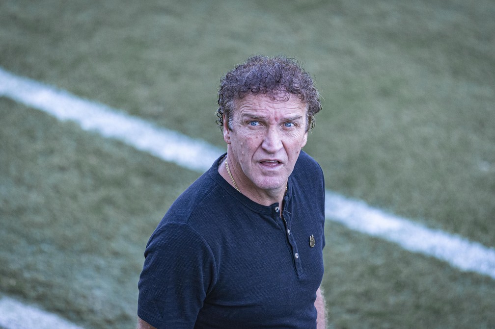 Com Covid-19, técnico do Santos, Cuca tem dificuldade para respirar