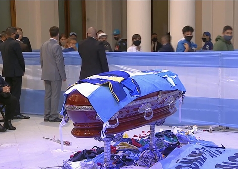 Após novo tumulto, velório de Maradona é suspenso na Casa Rosada 