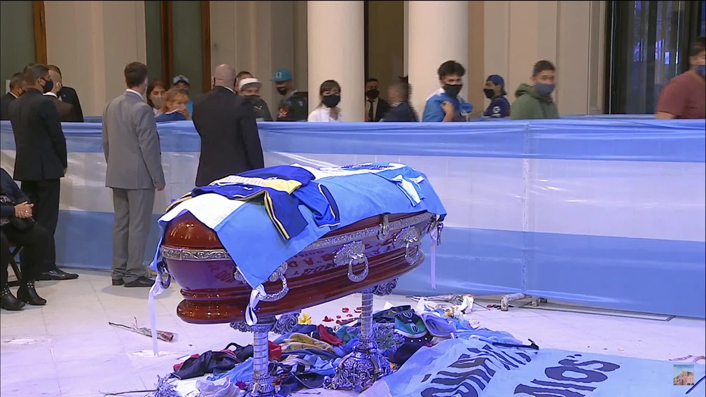 Após novo tumulto, velório de Maradona é suspenso na Casa Rosada 