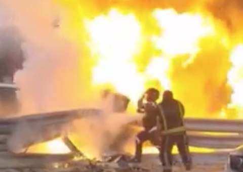 Na F1, carro se parte ao meio com piloto dentro e é engolido pelas chamas