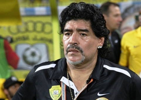Maradona deixa hospital após dez dias internado