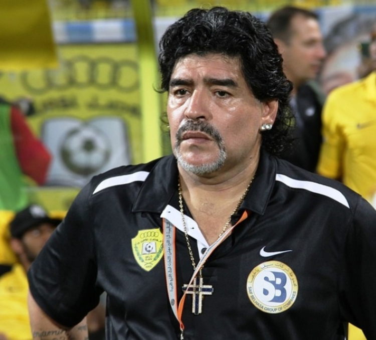 Maradona deixa hospital após dez dias internado