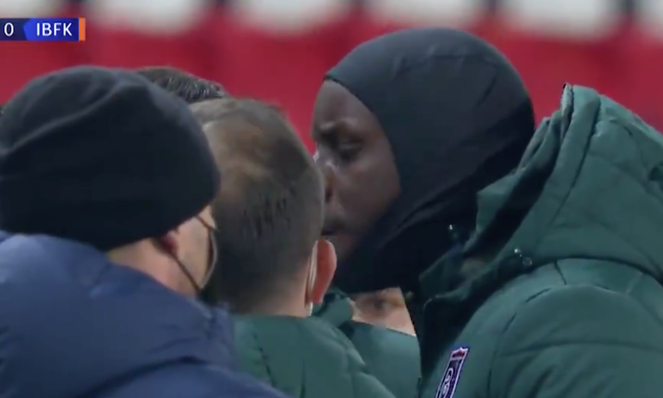 Jogadores saem de campo e jogo de PSG x Basaksehir é suspenso após racismo