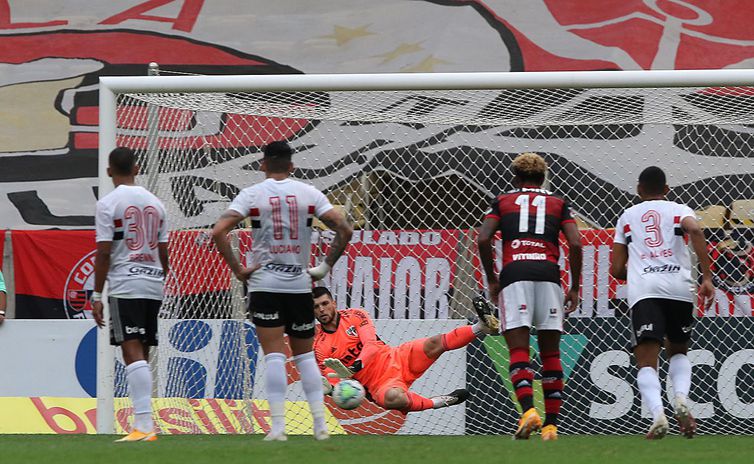 São Paulo goleia Flamengo no Maracanã