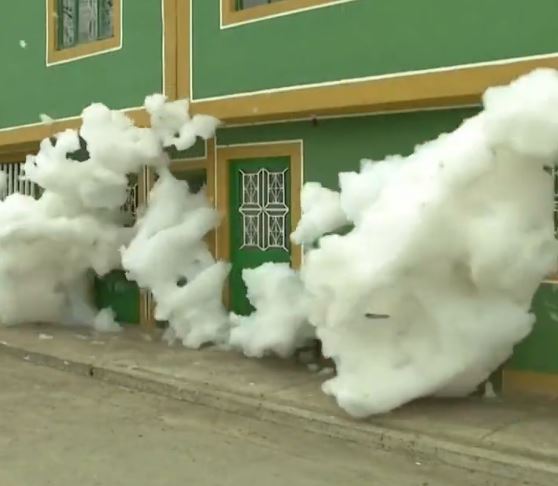 Espuma com cheiro ruim invade cidade e causa pânico em moradores